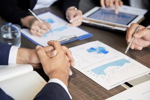 Bons profissionais debatendo pontos críticos de governança